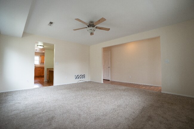 Building Photo - 243 Woodman Dr