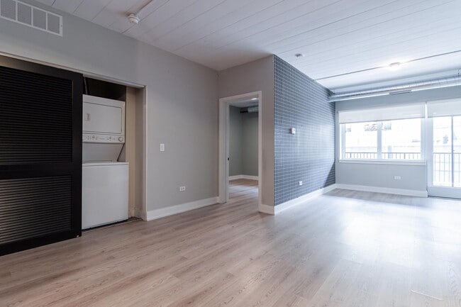 Building Photo - 941 W Belmont Ave