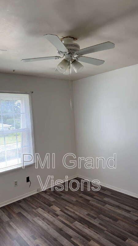 Building Photo - 1610 University Dr