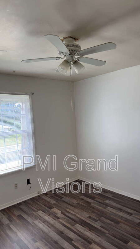 Foto del edificio - 1610 University Dr