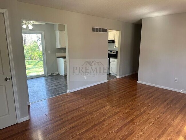 Foto del edificio - 3 bedroom / 1 bath house 7816 E 103rd Terr...