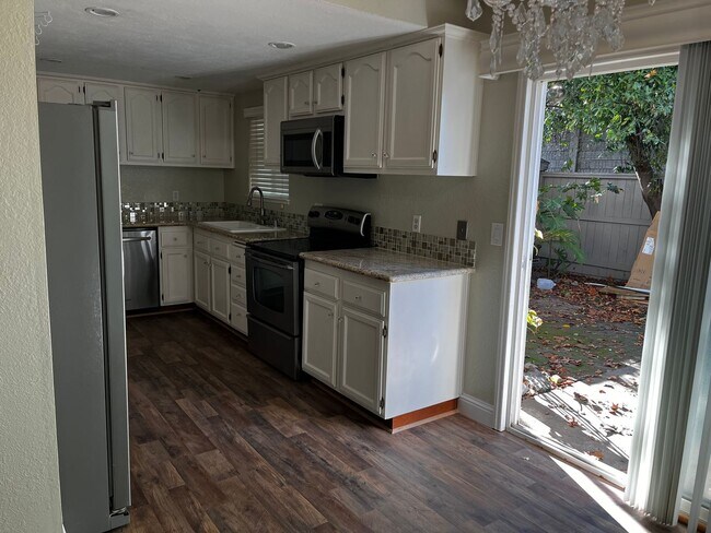 Foto del edificio - 6203 Ackland Ct