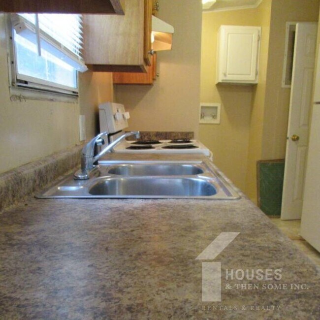 Foto del edificio - 490 White Horse Rd. Ext.
