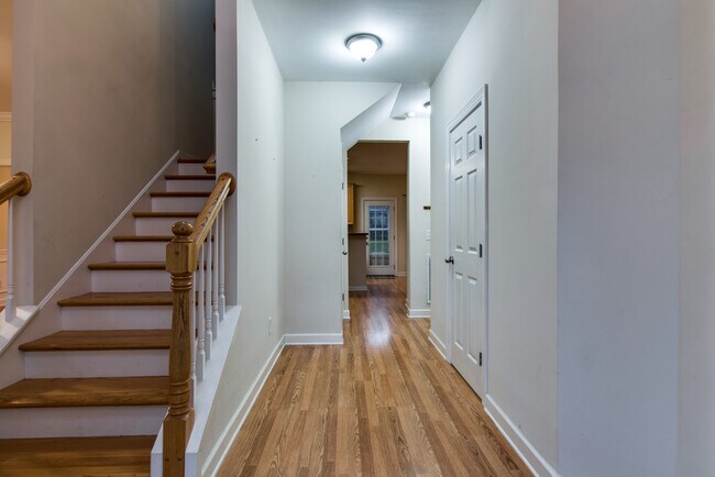 Foto del edificio - **ESTABLISHED NEIGHBORHOOD, AMAZING LOCATION**