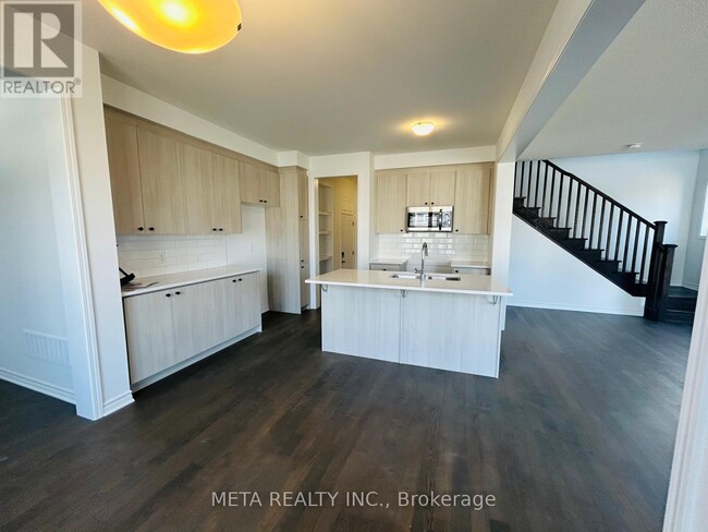 Building Photo - 598 Newlove St