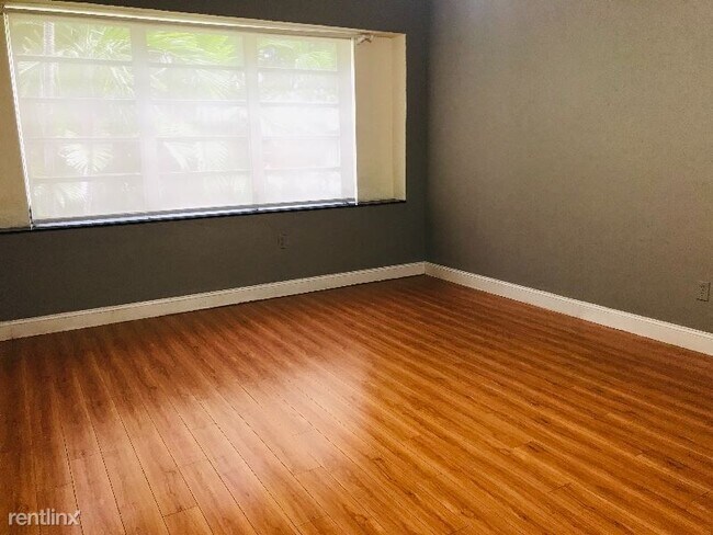 Foto del edificio - 9300 W Bay Harbor Dr