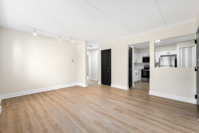 Foto del edificio - 9911 W 58th St