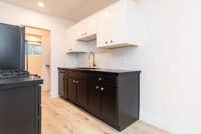 Foto del edificio - Stylishly Remodeled 1 Bed/1Bath in Crown P...
