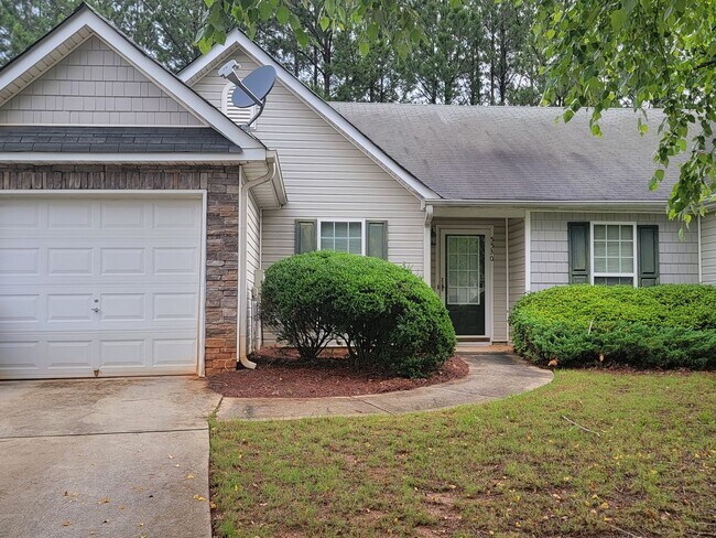 Foto del edificio - Newer Ranch Style Home w/Fireplace, Trey Ceilings and Black Appliances - Total Electric