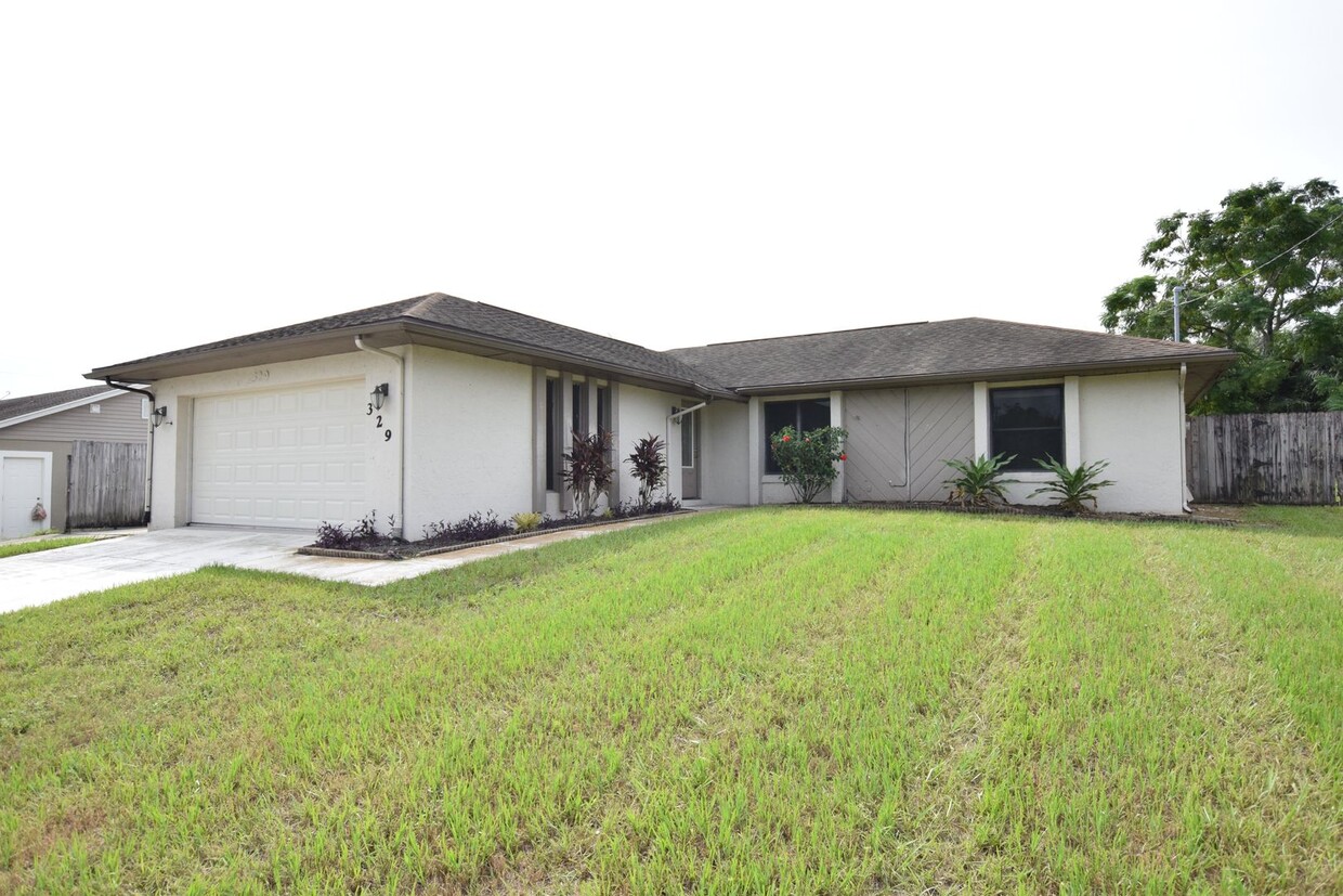 Foto principal - 3 bedroom 2 bath 2 car garage in Deltona