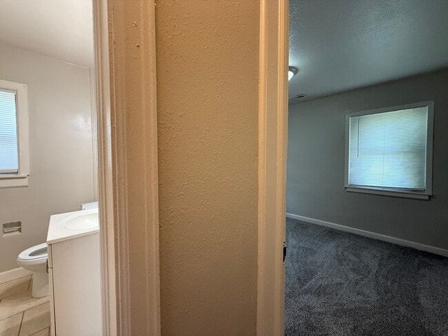 Building Photo - 2 Bedroom at Kellogg and Oliver