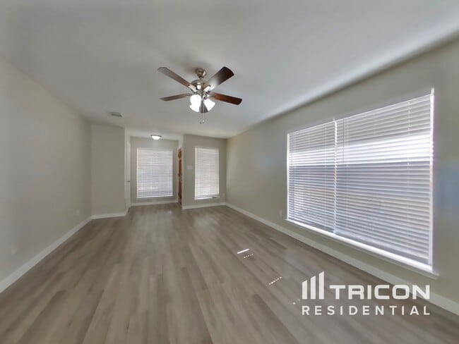 Foto del edificio - 1824 Old Creek Dr