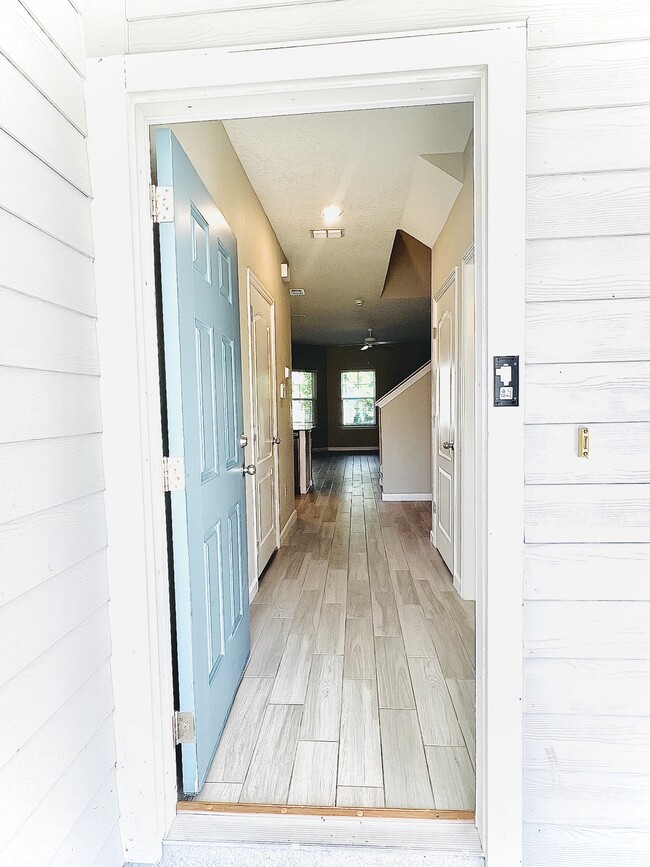 Entrance - 472 Albany Bay Blvd