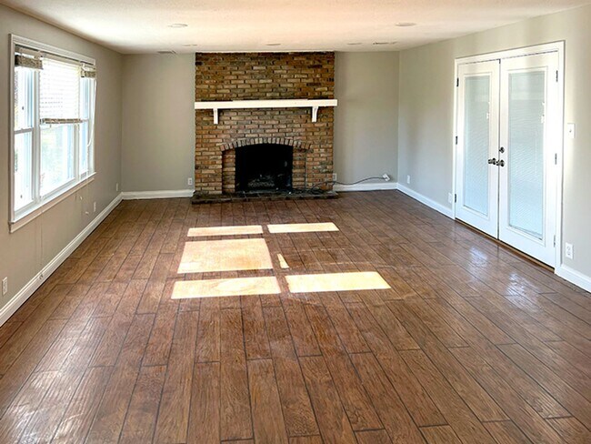 Foto del edificio - 3 Bedroom 2 Bathroom Large One Acre Lot