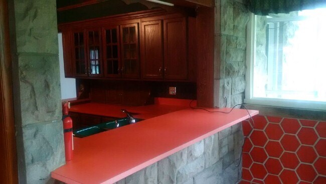 Building Photo - 5 BD/2BA Home next to Kirkwood with fenced backyard!