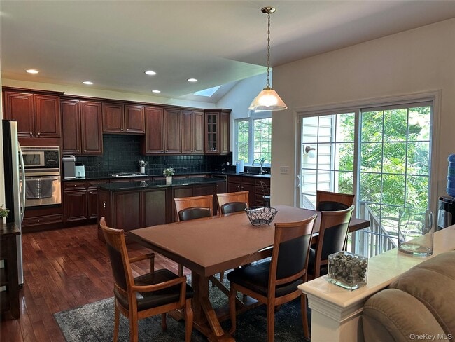 Building Photo - 633 Creekside Ln
