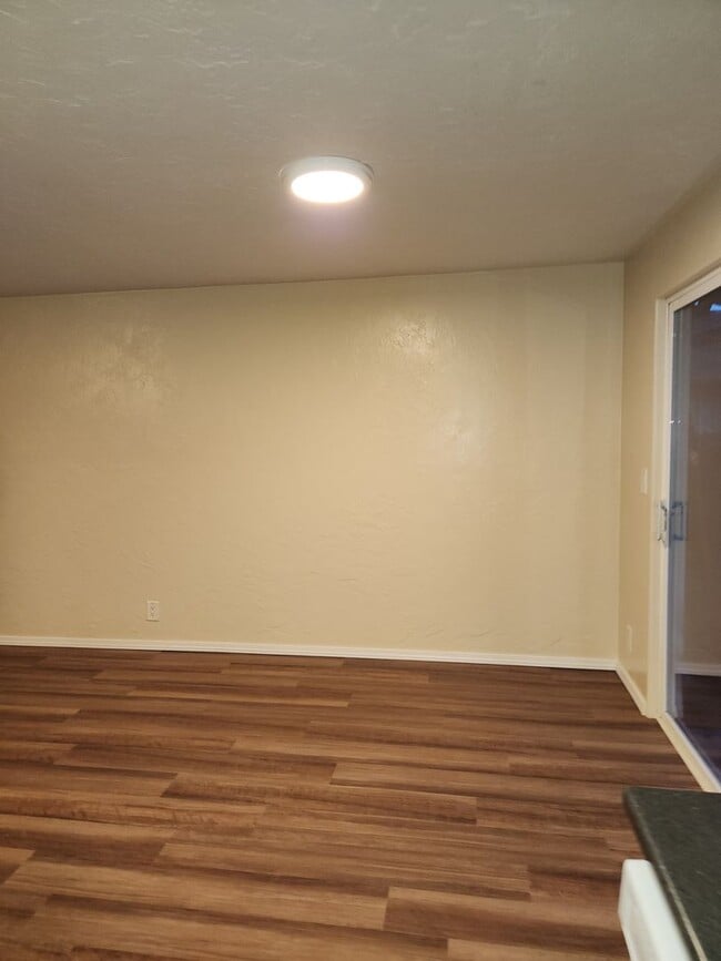 Building Photo - 2bed 1.5 bath Duplex