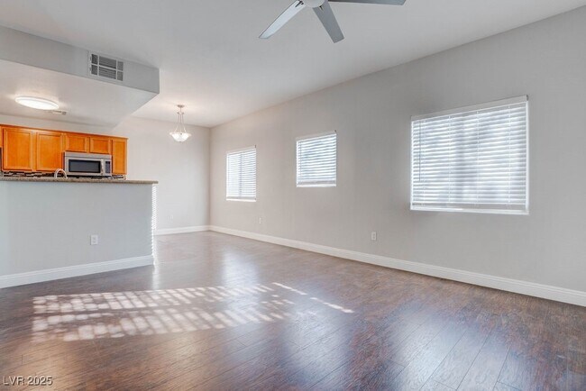 Foto del edificio - 7701 W Robindale Rd