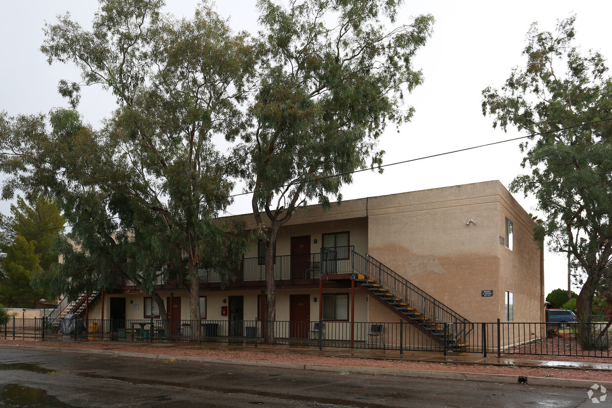 Building Photo - 1202 N Catalina Ave