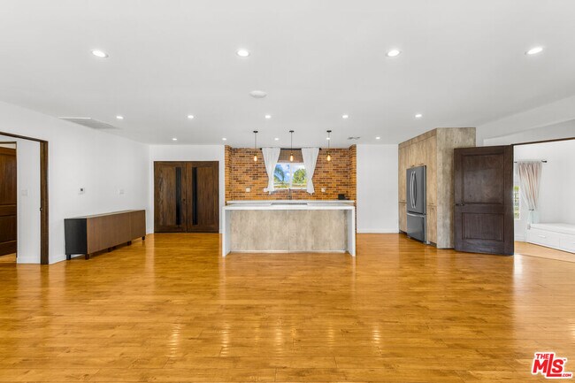 Foto del edificio - 6922 Whitaker Ave
