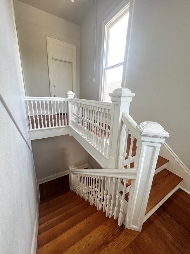 Building Photo - Spacious 2BD/2.5 BATHS! Across from Langenstein's, Uptown