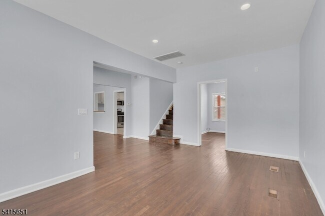 Foto del edificio - 323 Van Houten Ave