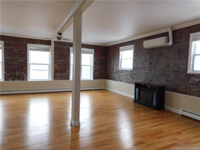 Building Photo - 147 Bank St