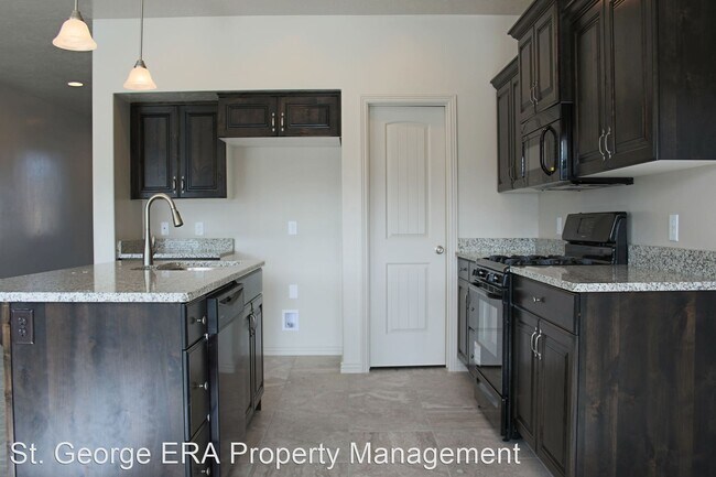Foto del edificio - 4 br, 3.5 bath House - 2876 E 3520 S