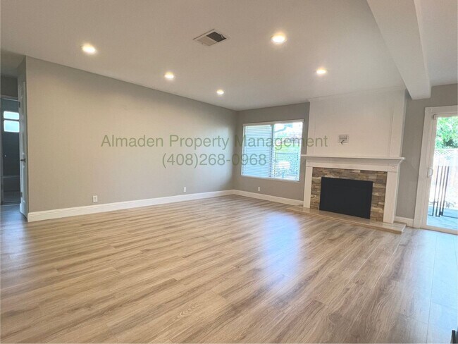Foto del edificio - Must See Beautifully Renovated 3BR/2BA Sin...