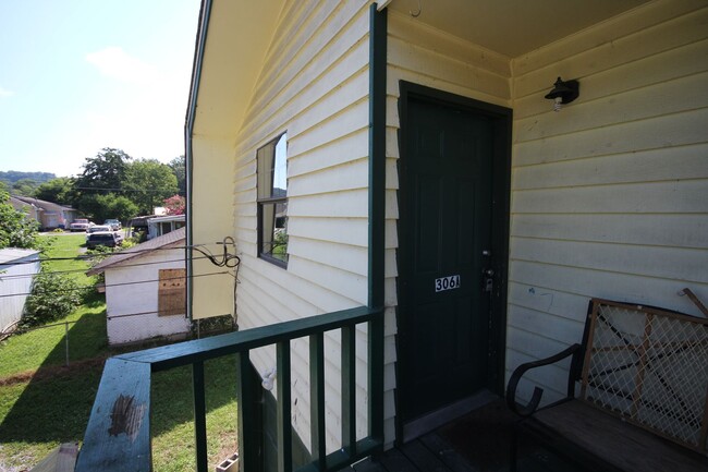 Building Photo - Now Available! 1 bedroom 1 bathroom in Ros...