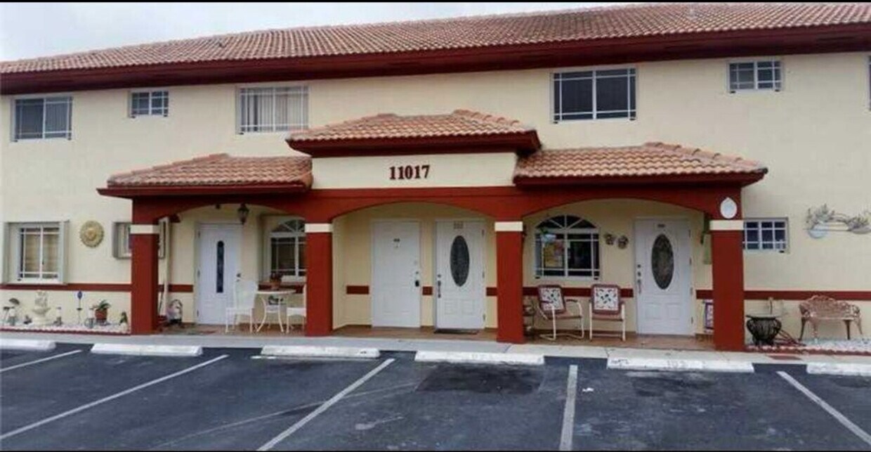 Foto principal - 11017 W Okeechobee Rd