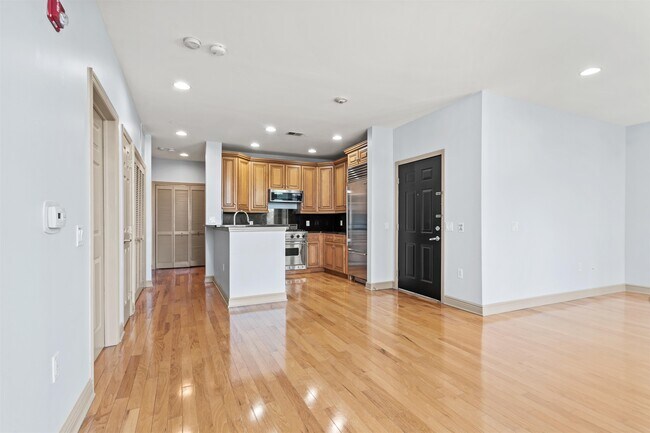 Foto del edificio - 7400 River Rd