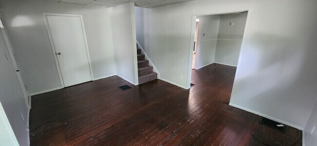 Foto del edificio - 219 E Oak St