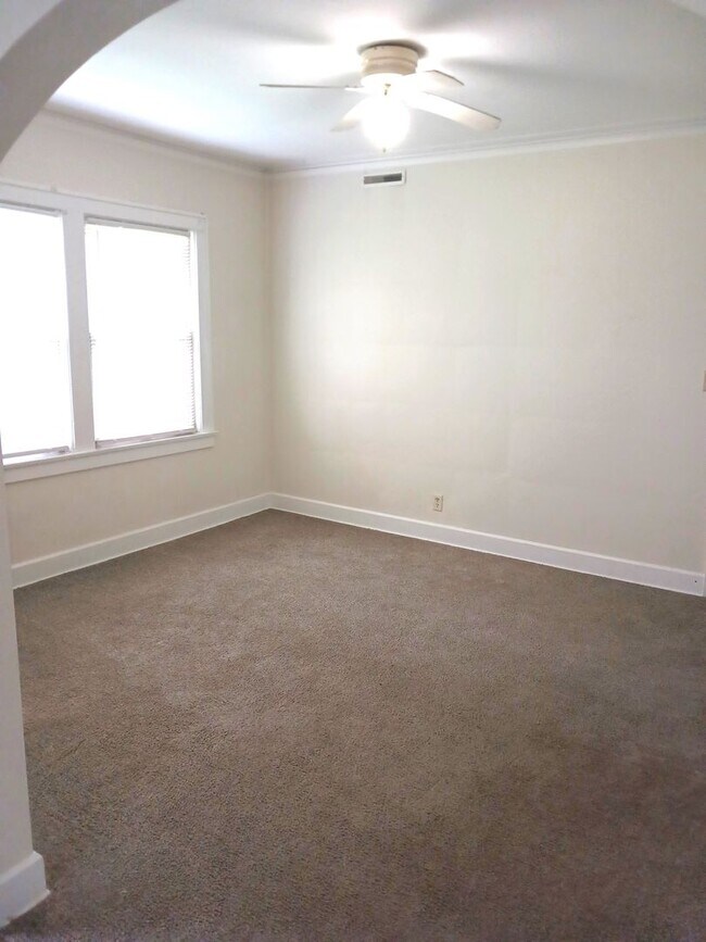 Building Photo - 4 bedroom 2 full baths Upper Northside Youngstown