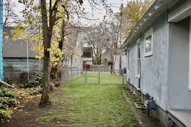 Building Photo - 728 E Ermina Ave
