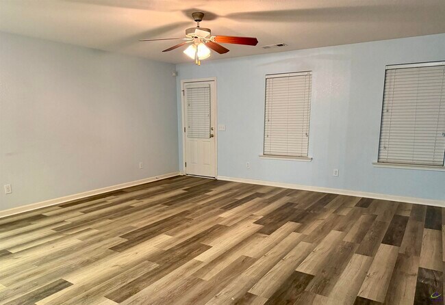 Foto del edificio - 423 Haddenham Ct