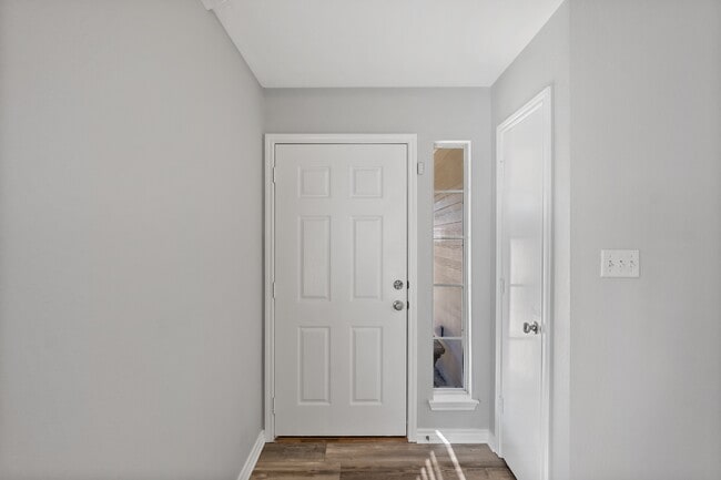 Foto del edificio - 1002 Crested Point Dr