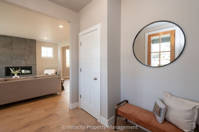 Building Photo - Brand New SE Bend Home!