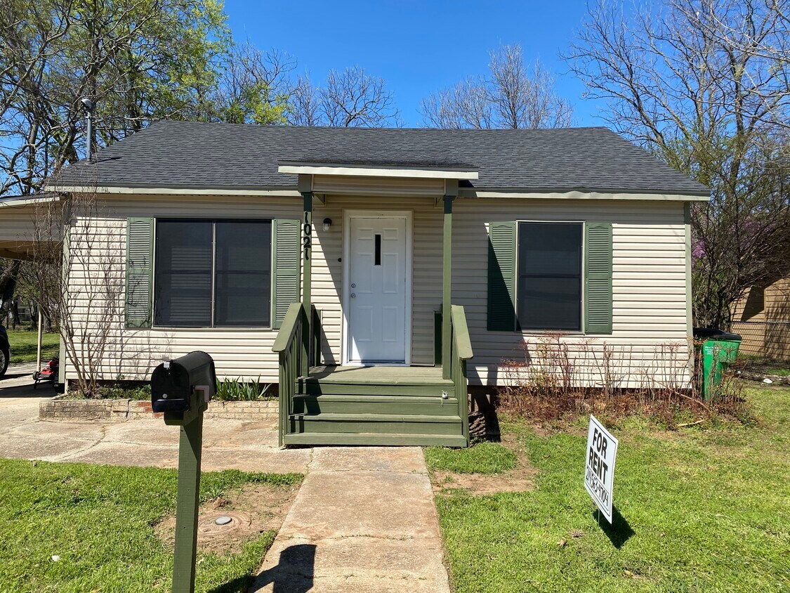 Primary Photo - 1021 Moss St