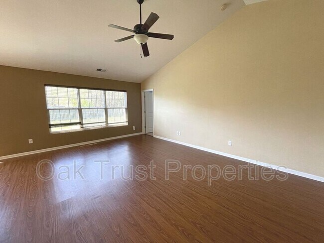 Building Photo - 902 Laurel Oak Ln