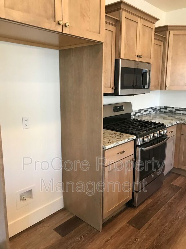 Building Photo - 1447 N Pineview Ln
