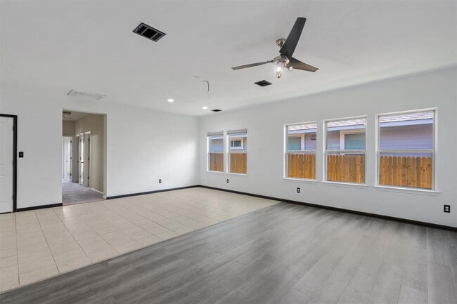 Building Photo - 217 Trailside Ln