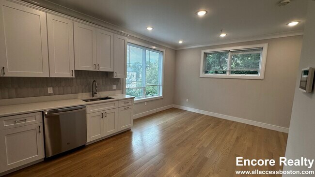 Foto del edificio - 104-106 Warren St. Unit 3