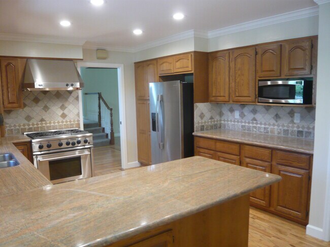 Building Photo - 2386 Roundhill Dr