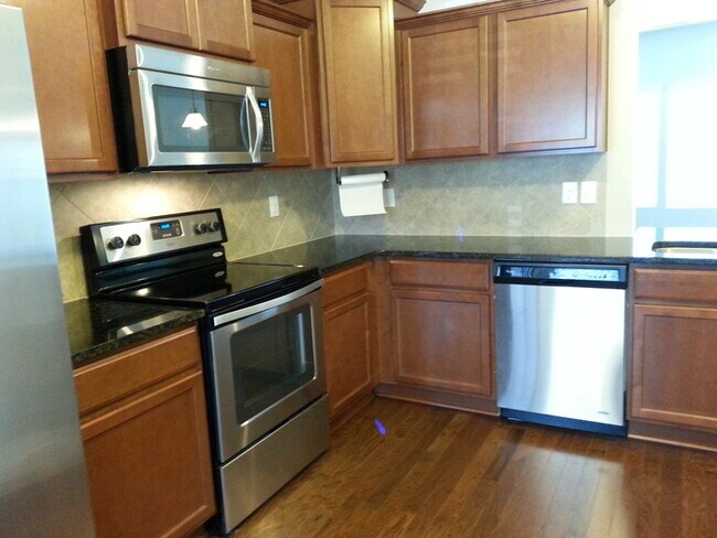 Building Photo - 3 Bedroom Townhome Available For Rent!