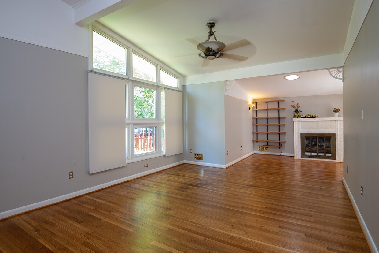 Foto principal - 318 Hillsboro Dr