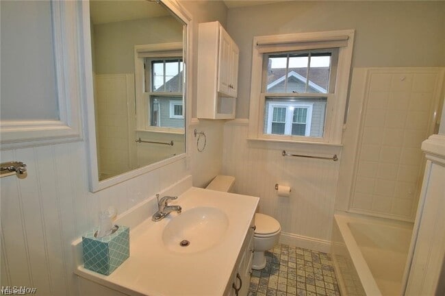 Building Photo - 828 Eppley Ave