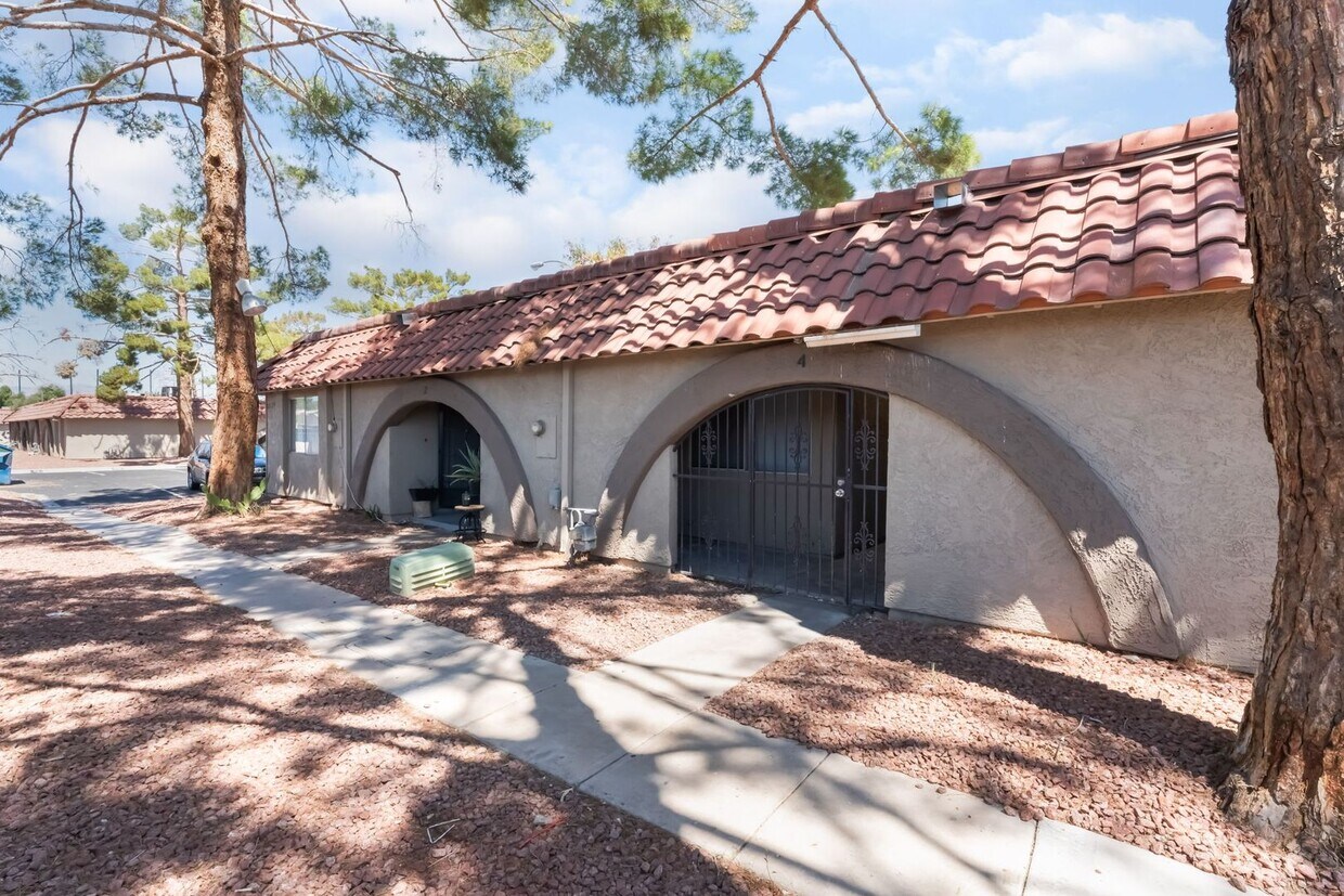 Foto principal - Two-bedroom, one bath single story townhou...