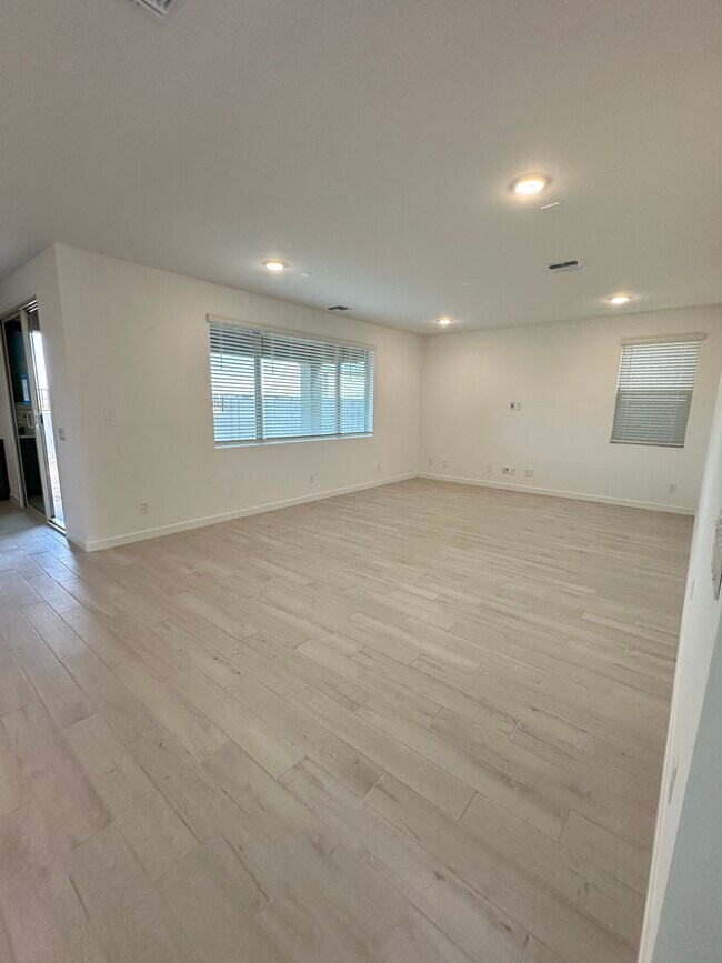 Building Photo - 1081 S 150th Dr