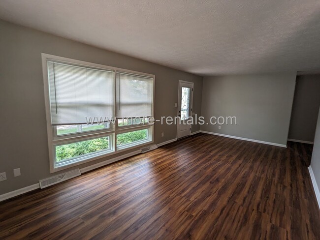 Foto del edificio - Ranch house with first floor laundry in Wh...